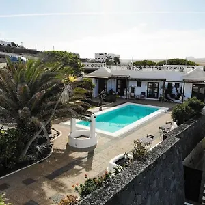 https://oasis-surf-house.in-canary-islands.com